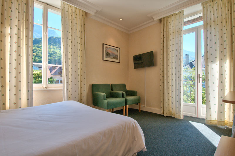 Chambre authentique avec douche avec un lit de 140 cm.