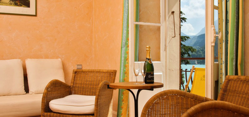 Juniors suites avec bain et vue sur le lac d’Annecy