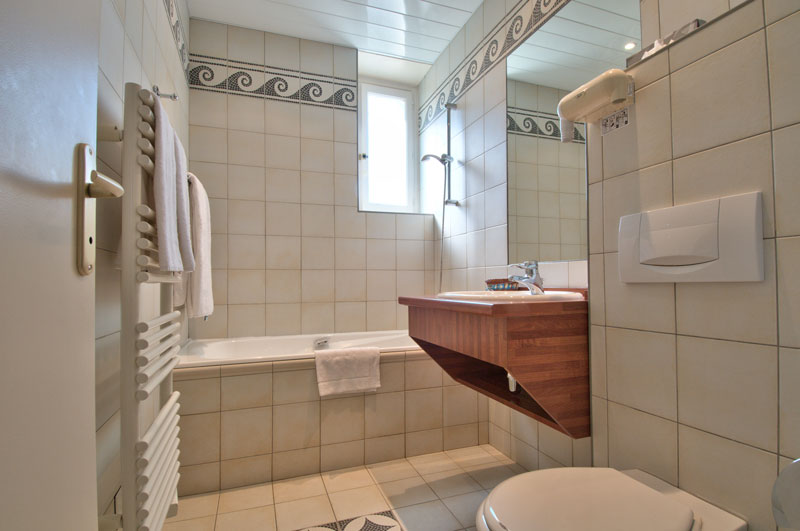 salle de bain baignoire - Hôtel Du Lac Talloires-Montmin